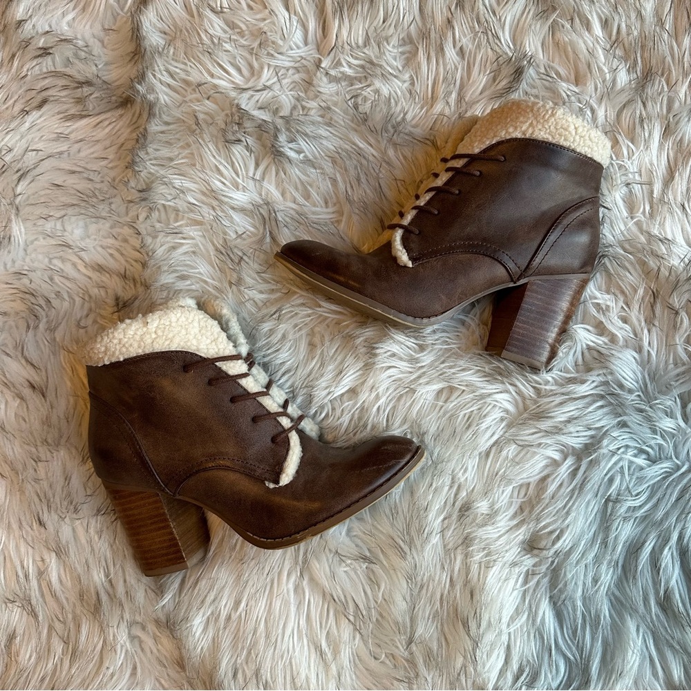Heeled ankle boots with faux sherpa